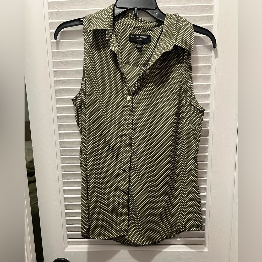 Banana Republic Sleeveless Button Down Blouse